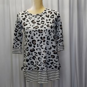 Now & Forever animal print casual top Size Small